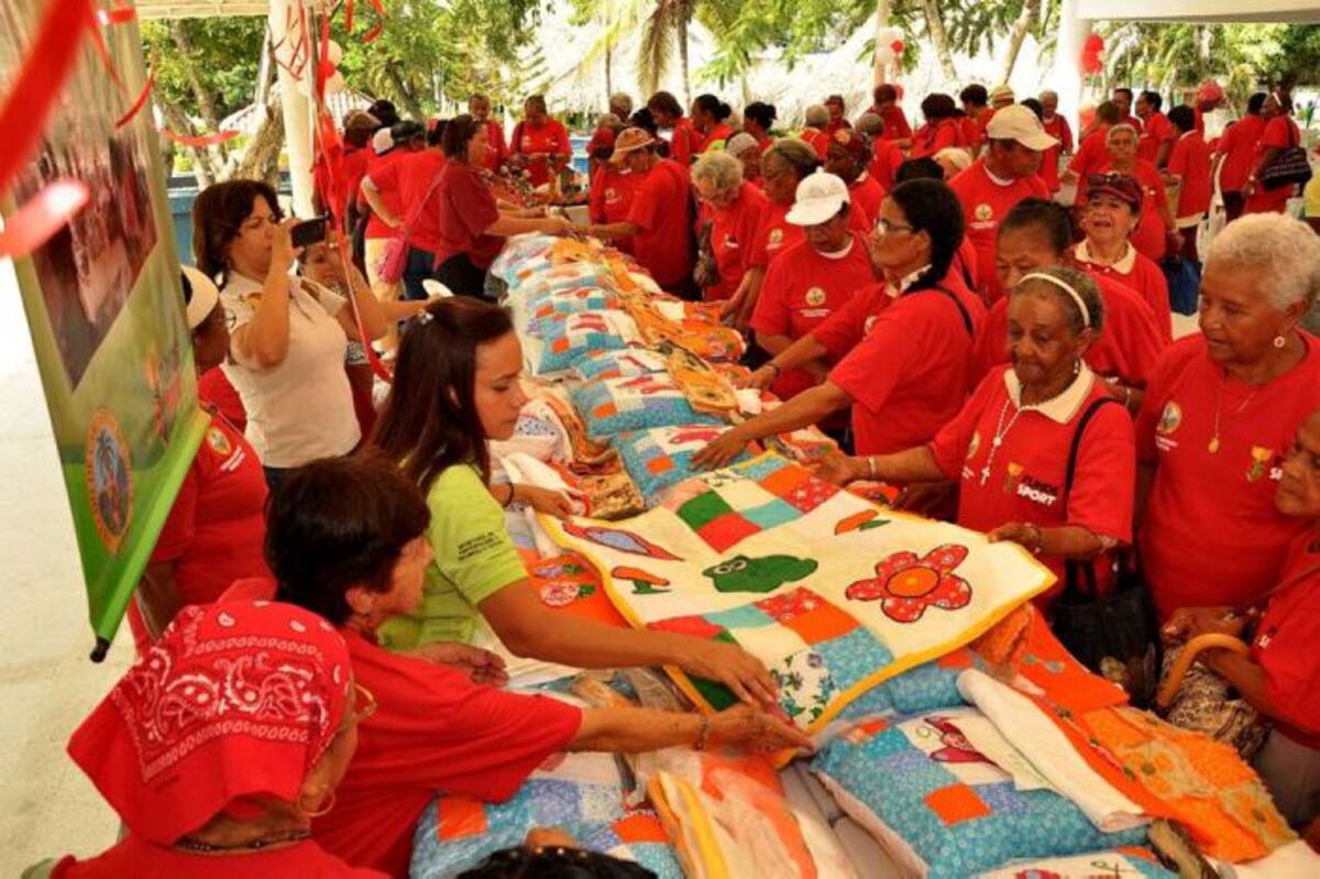 Baile y buena música, amenizaron la jornada que contó con las muestras artísticas de cada proyecto como: toallas decoradas, centros de mesa, delantales y artículos navideños. Cortesía.