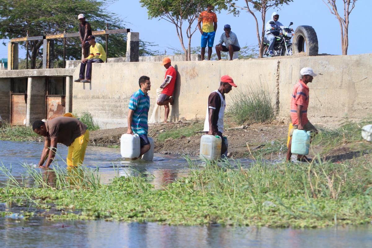 Galerazamba y Lomita Arena padecen sin agua