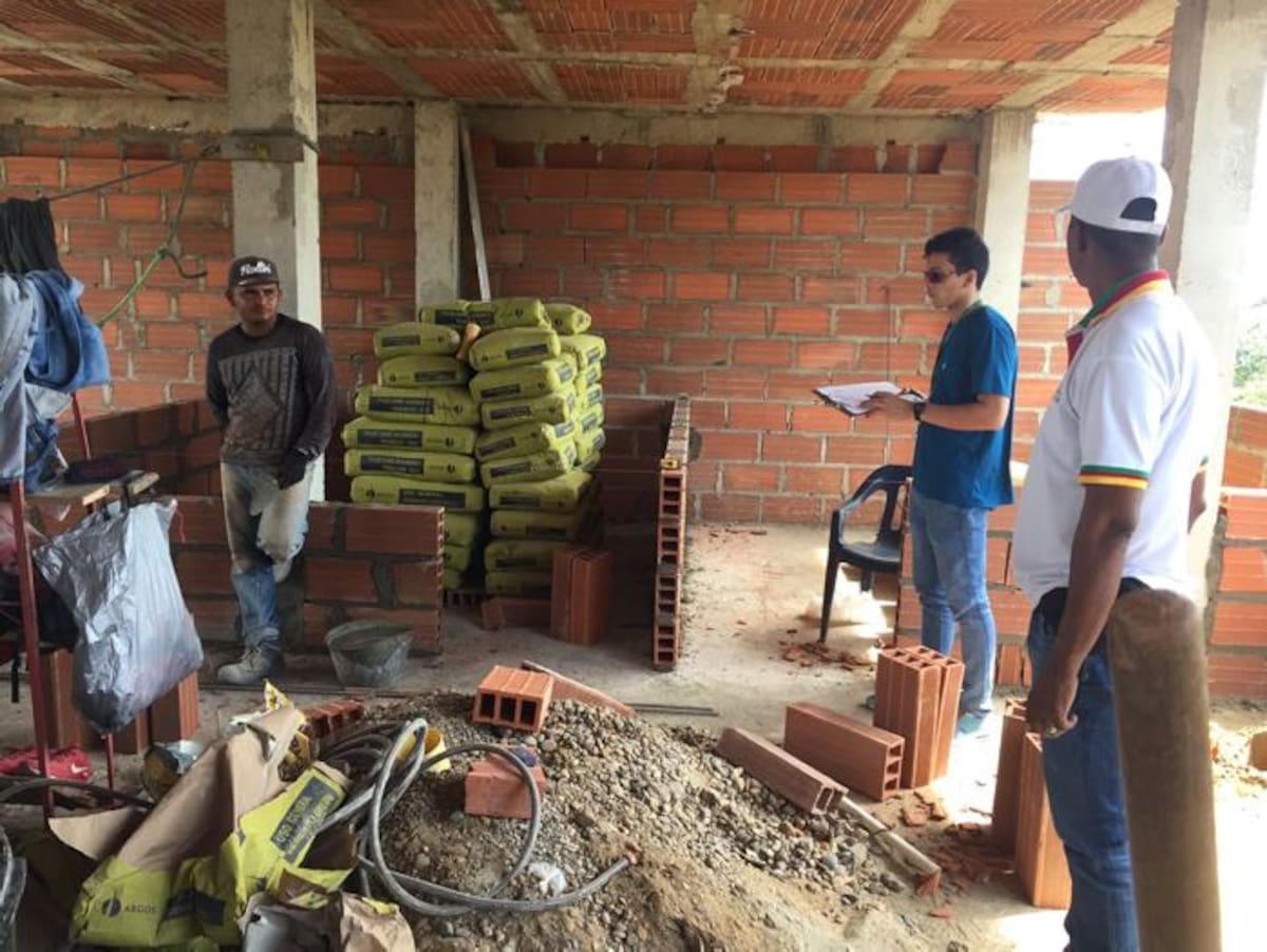 En Crespo, los trabajos en un edificio fueron suspendidos porque aunque Curaduría Urbana dio los permisos para una construcción de dos pisos, la edificación ya iba por el cuarto, violando la licencia de construcción. Cortesía.
