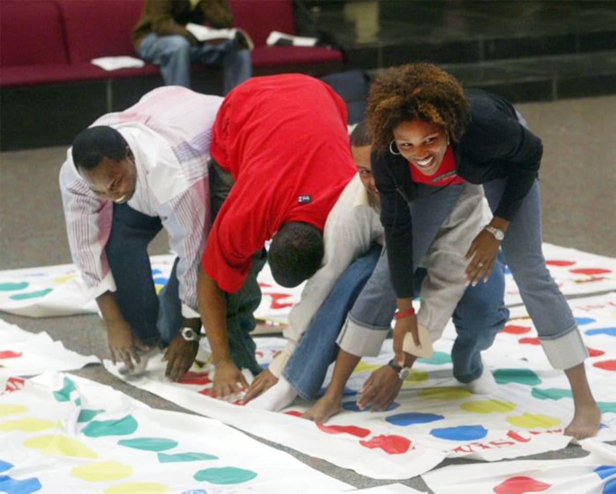 Charles "Chuck" Foley, inventor del icónico juego Twister que creaba interacciones sociales incómodas en las fiestas, murió este jueves. AP WAYNE CROSSLIN
