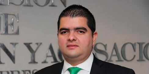 Investigan al senador Julián Bedoya por su título de abogado