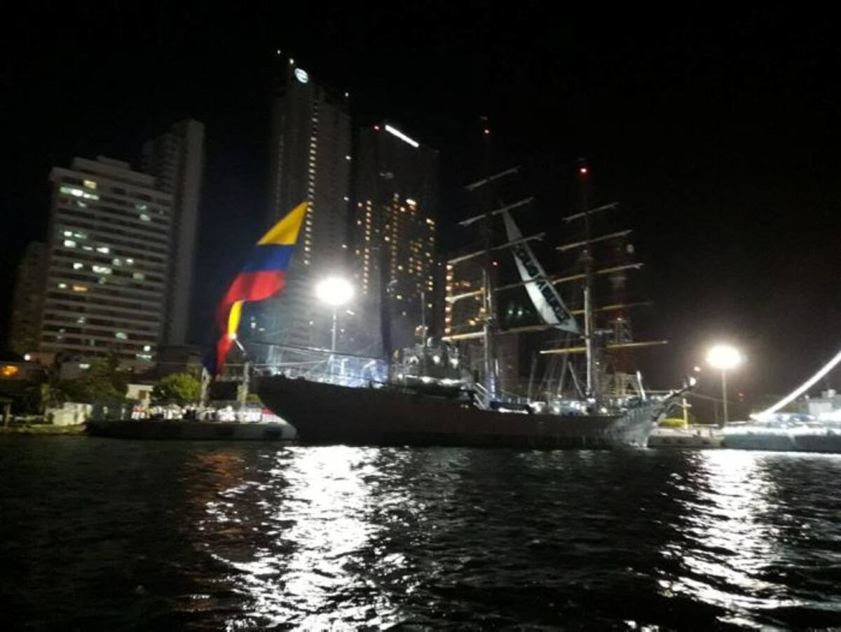 Este velero tipo bergantín barca, tiene 67 metros de eslora, 10.60 metros de manga y 4.8 metros de calado, con dos mecanismos de propulsión: un motor diésel y vela. Cortesía