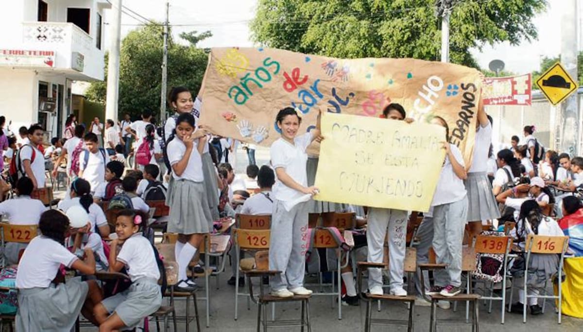 Estudiantes y profesores de la Institución Educativa Madre Amalia bloquearon la vía principal de acceso a ese plantel. MANUEL SANTIAGO PÉREZ/EL UNIVERSAL/