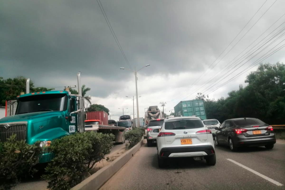 Protesta en la Vía Mamonal originó monumental trancón en el sector