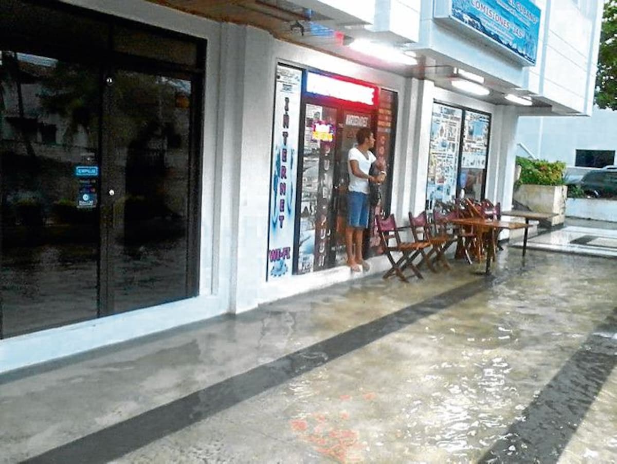 El comerciante Ángel Era, cuyo negocio es el que aparece en esta imagen, se va de El Laguito porque no soporta más las inundaciones.