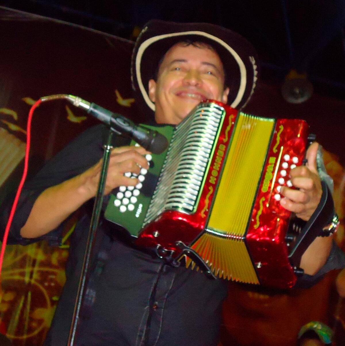 Manuel Vega es uno de los mejores acordeoneros de la región.