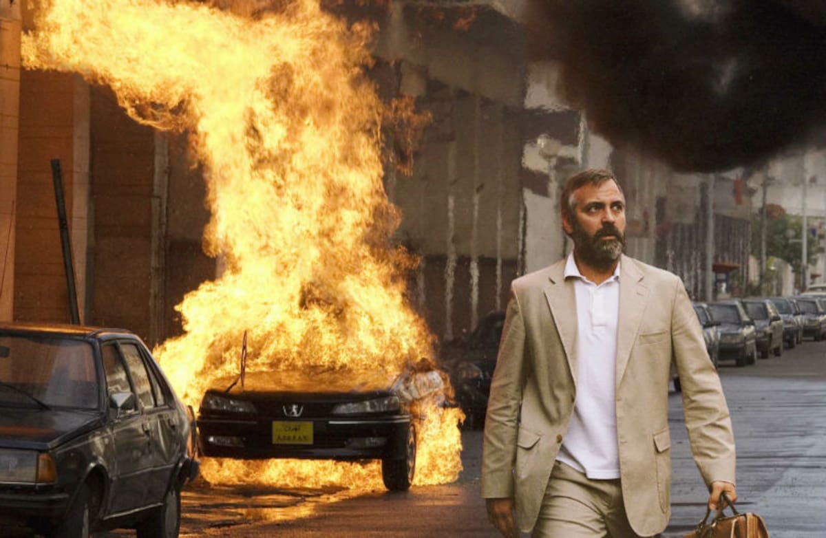 “Syriana” un thriller político donde Clooney hará lo imposible por defender su amenazada industria petrolera.