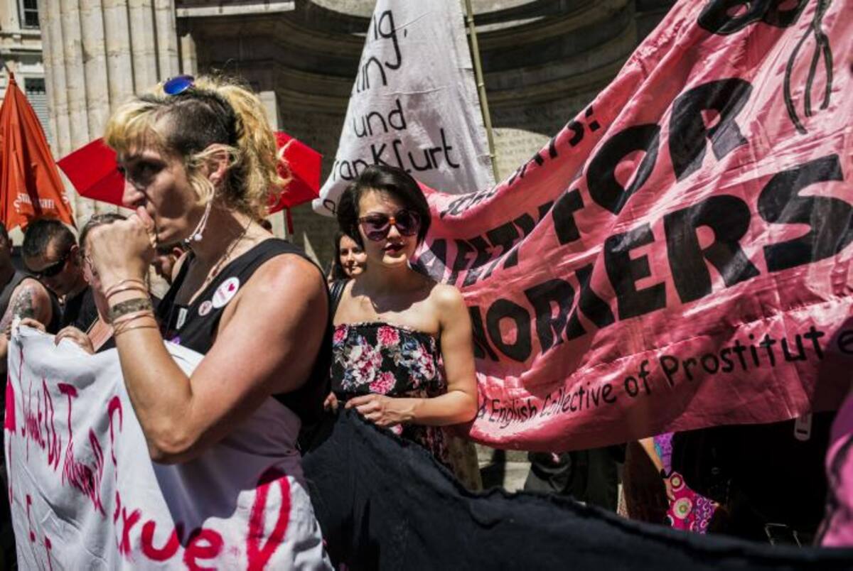 Foto de conmemoración del Día Internacional de la Trabajadora Sexual en Francia, país en el que también salieron a marchar. AFP JEFF PACHOUD