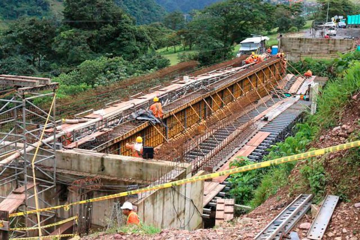 Vía entre Bogotá y Villavicencio se despejaría en dos días, aunque no se abrirá