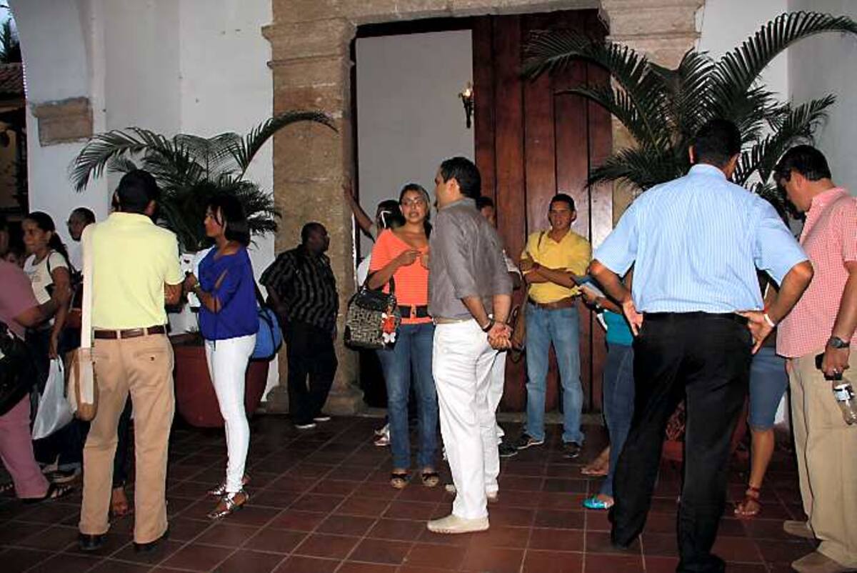 En la entrada de la sede de Bellas Artes varios candidatos y abogados se aglomeraron ayer para poder acceder a la lectura de resultados de escrutinios de Cartagena, postergada para hoy. Zenia Valdelamar