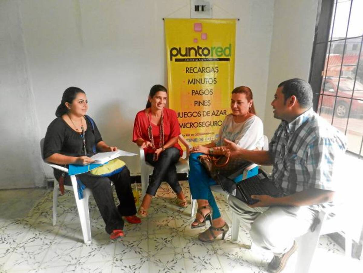 La gestora social María Victoria Salleg gestionando nuevos puntos.