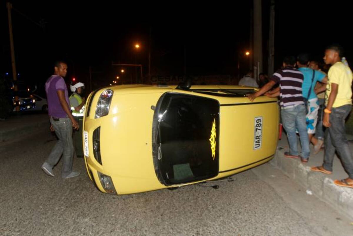 Milagrosamente ileso resultó el conductor del taxi de matriculas UAR 789 que terminó volcado sobre la entrada a la Marginal de San Lázaro. Julio Castaño El Universal