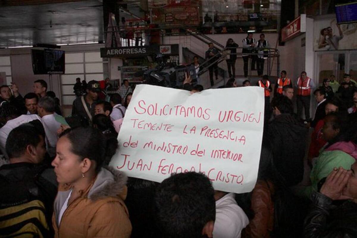 Protestas de desplazados del país en Puente Aéreo en Bogotá. COLPRENSA