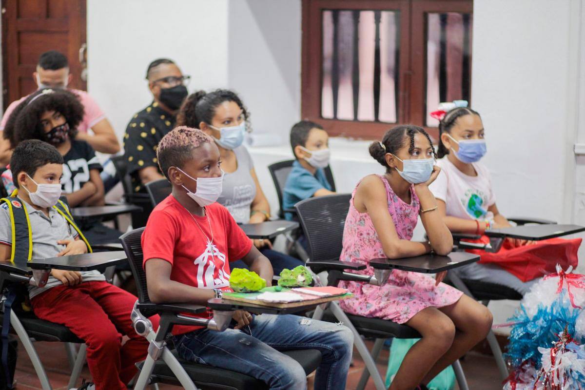 Se entregaron 10 becas en Bellas Artes