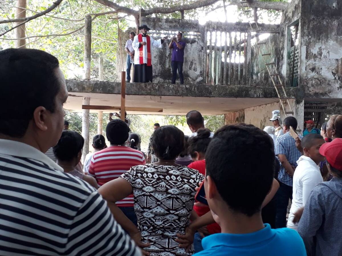 En la finca “El Palmar” fue erigida una cruz de madera para poner a los pies de ella el sufrimiento que quienes vivieron en carne propia el horror de la guerra. cortesía.