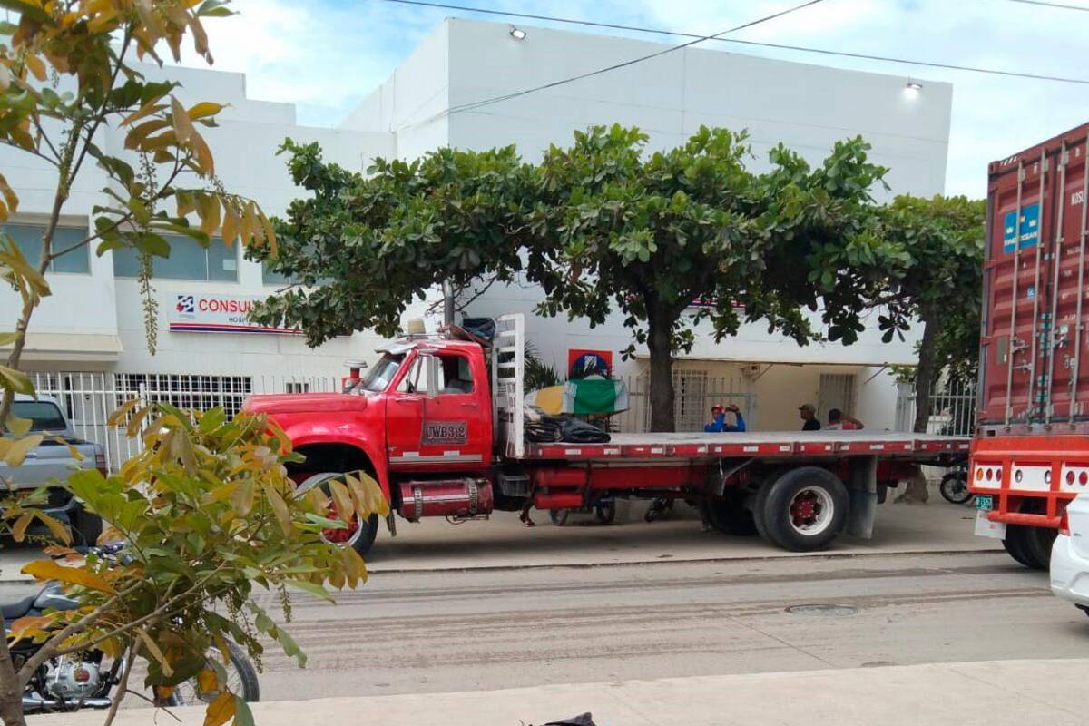 ¡Qué descaro! Tractomulas mal parqueadas a diario frente a este hospital de Cartagena