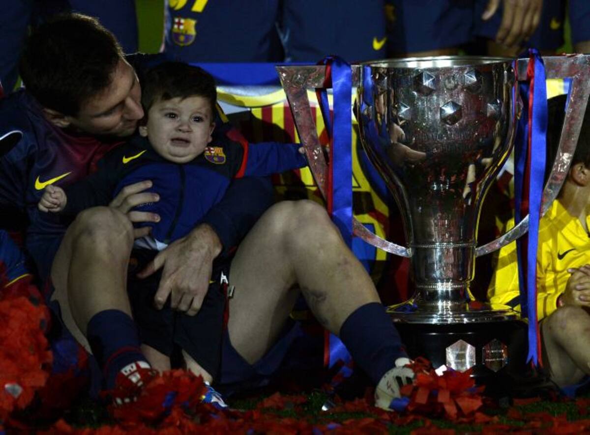 Messi celebra con su hijo el título de la Liga. AFP