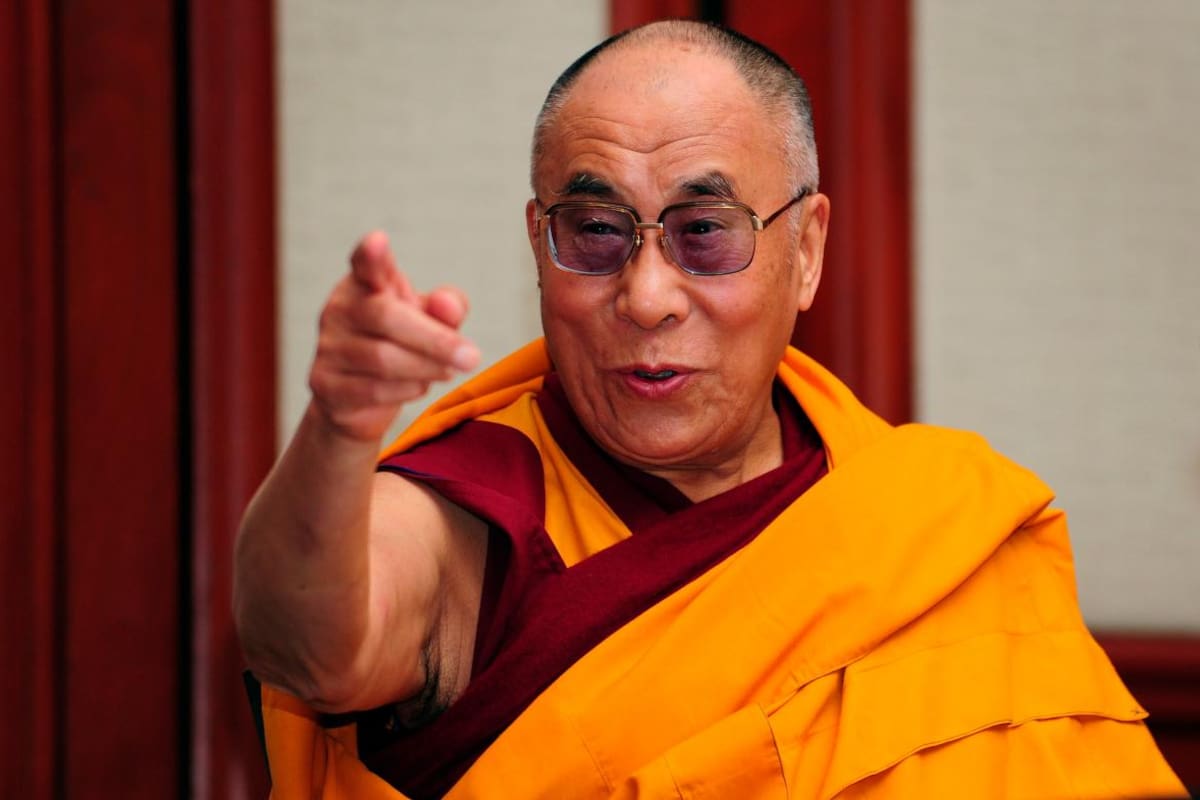 Video: Dalai Lama es criticado por besar un niño en la boca
