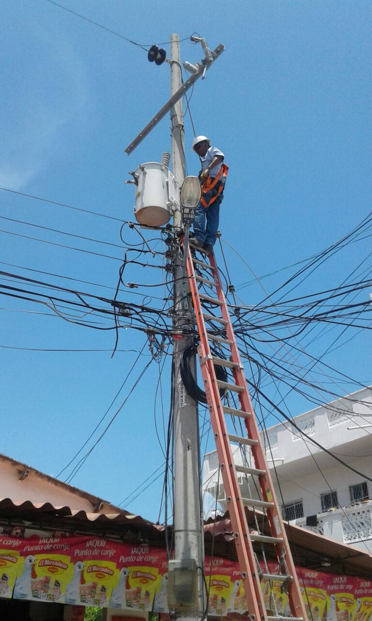 El nuevo transformador de energía quedaría instalado esta tarde. Foto: Cortesía