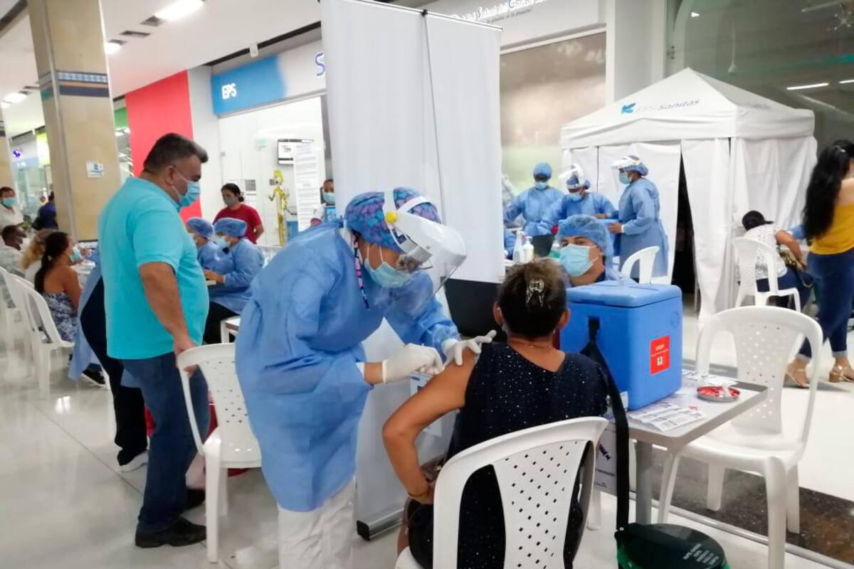 Avanza vacunación contra el COVID-19 en centros comerciales de Cartagena
