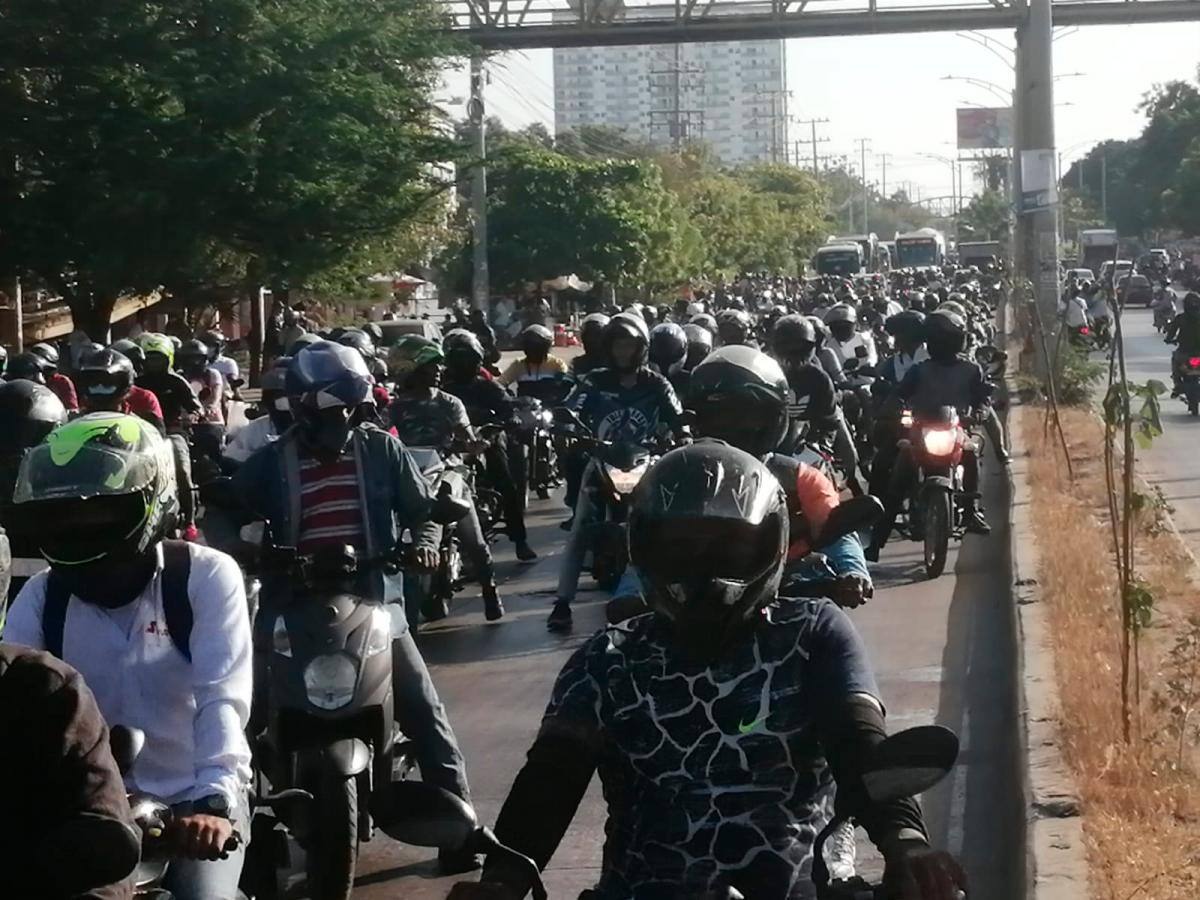 Los motociclistas se dirigen a la sede del DATT. // Oscar Díaz