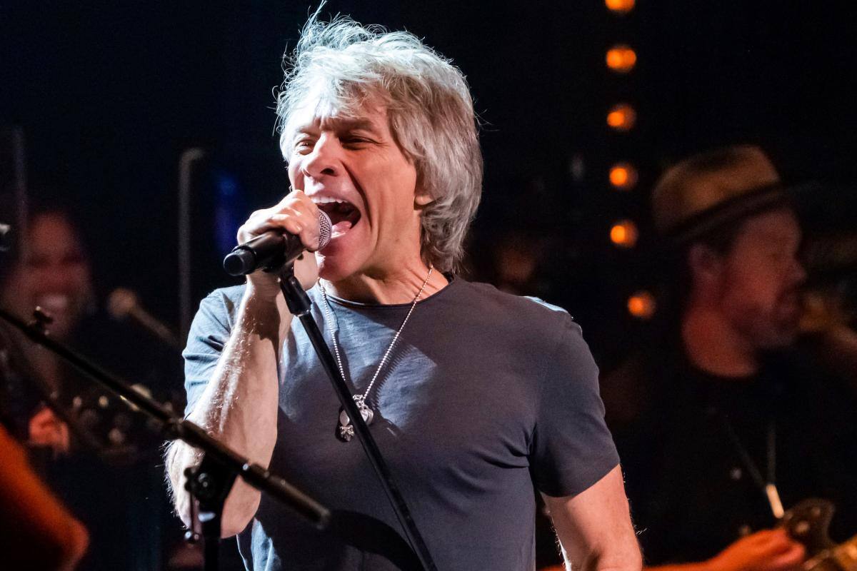Jon Bon Jovi da positivo a COVID, cancela concierto