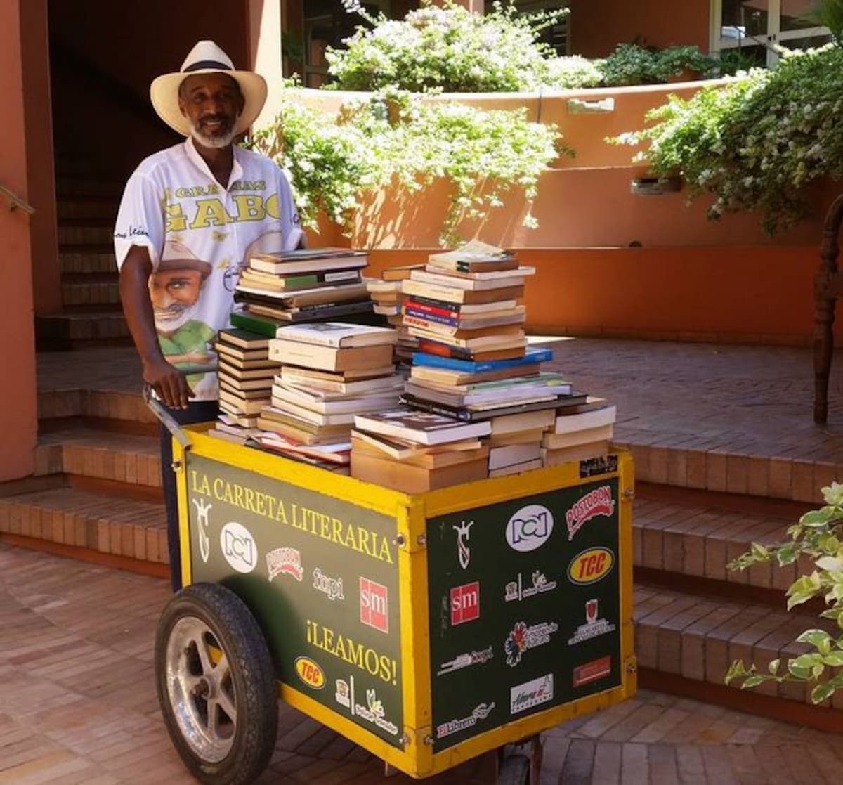 Martín Murillo y la Carreta Literaria. TOMADA DE INSTAGRAM @lacarretadelectura