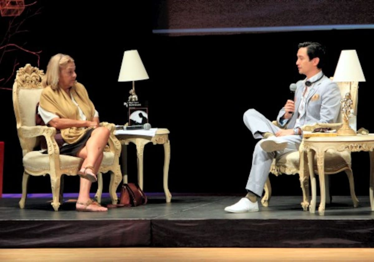 El escritor filipino Miguel Syjuco en diálogo con Beatriz de Moura. FOTOS: JULIO CASTAÑO - EL UNIVERSAL