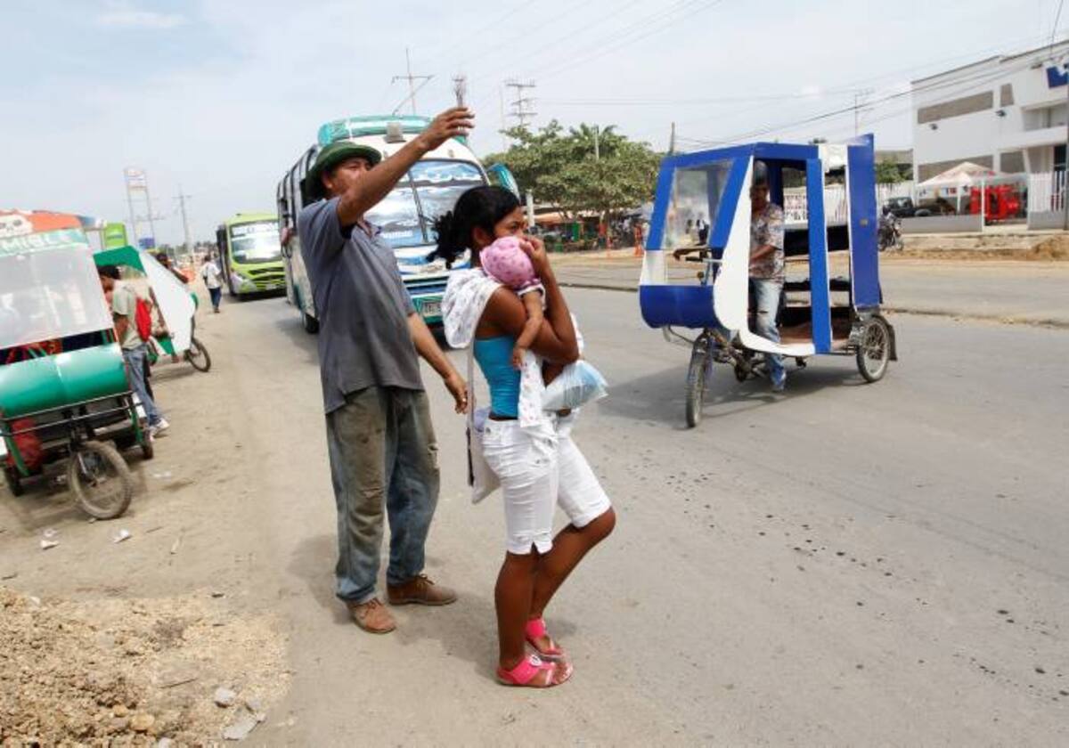 Mujeres con niños en brazos, ancianos y demás residentes de la zona de influencia de las obras de ampliación de La Cordialidad, deben armarse de valor y mucha agilidad para cruzar esta vía en la que son comunes las imprudencias de conductores de todo tipo de vehículos. AROLDO MESTRE - EL UNIVERSAL