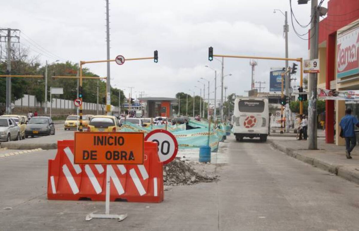 El semáforo y los arreglos que se realizan en Los Cuatro Vientos dificulta el paso de vehículos por el sector. Se espera que la movilidad en la zona se normalice a partir de mañana. ÓSCAR DÍAZ ACOSTA - EL UNIVERSAL