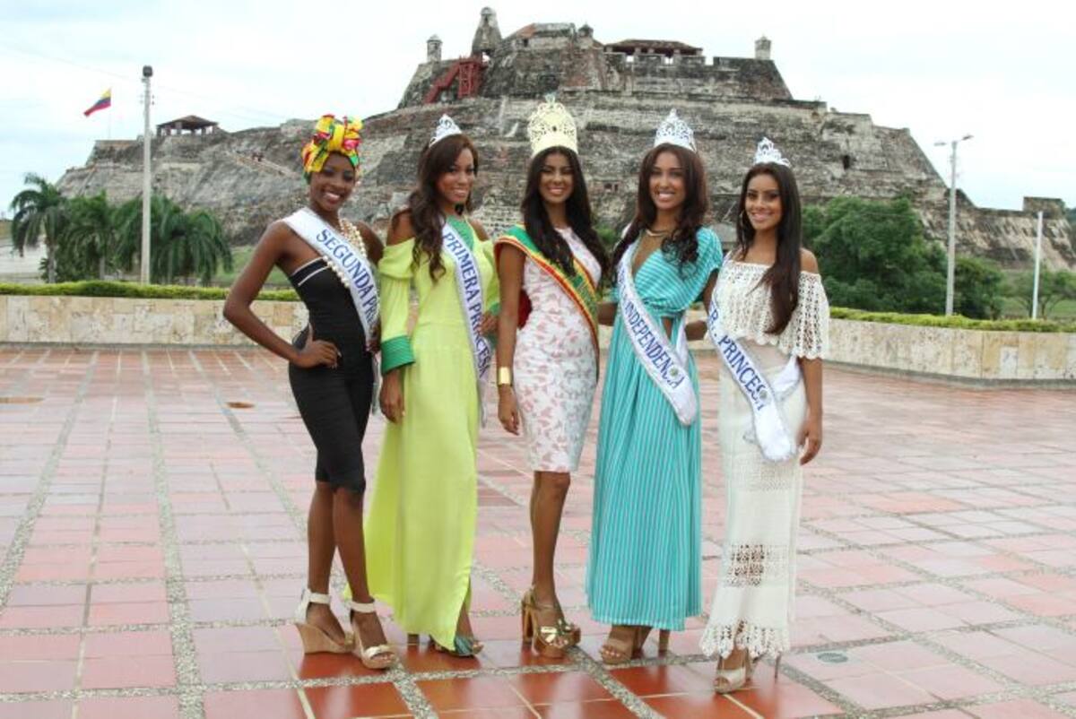 Naomy Ocoró, reina de la Independencia 2015; Natalia Zúñiga, Virreina; Helen Alvis, primera princesa; Zoleidys Lozano, segunda princesa, y Zuleima Castellón, Tercera princesa, serán las galardonadas. Maruja Parra