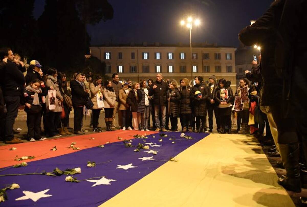 Manifestación por la defensa de los derechos humanos y la democracia en Venezuela en la plaza de Roma. AFP TIZIANA FABI
