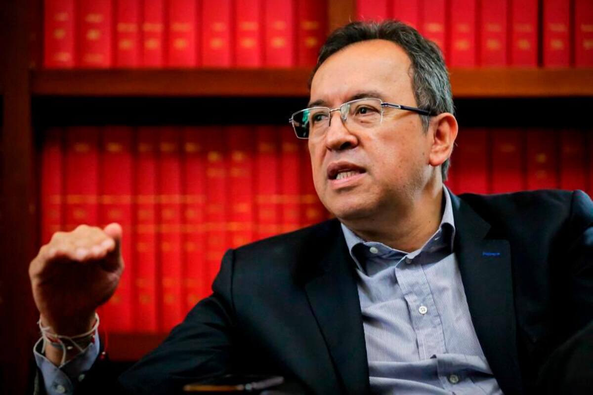 Daniel Briceño denuncia al exministro Alfonso Prada por millonario contrato