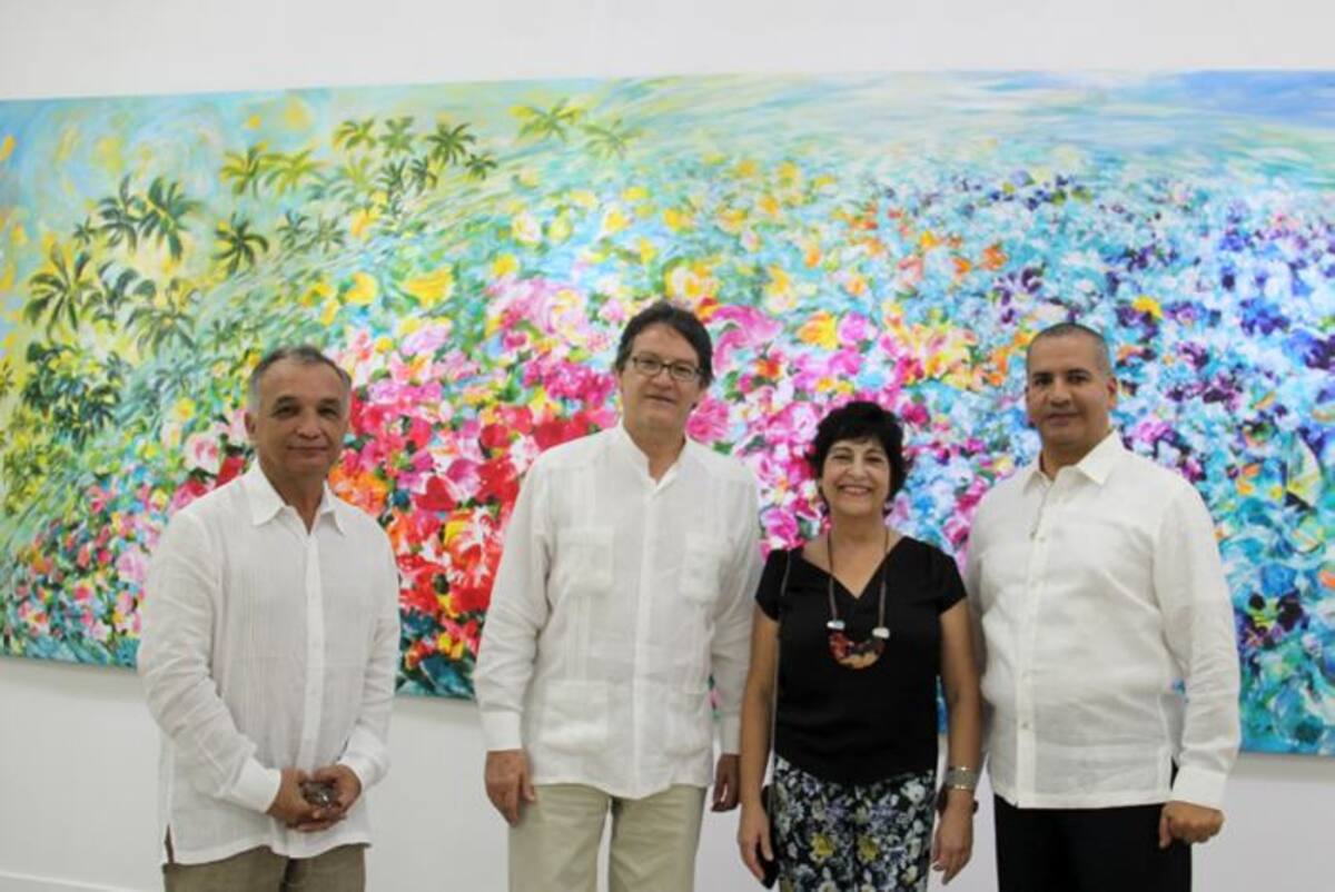 Cristo Hoyos y Bibiana Vélez en la apertura artística inaugurada por el Embajador Gustavo Bell Lemus. Cortesía Cancillería de Colombia en Cuba.