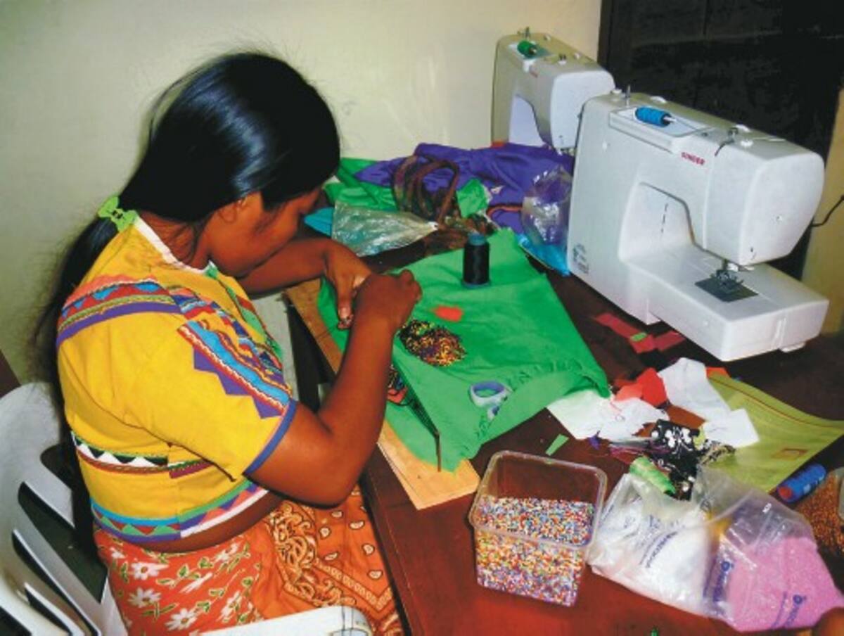 Las mujeres emberas seguirán dedicadas a la confección.