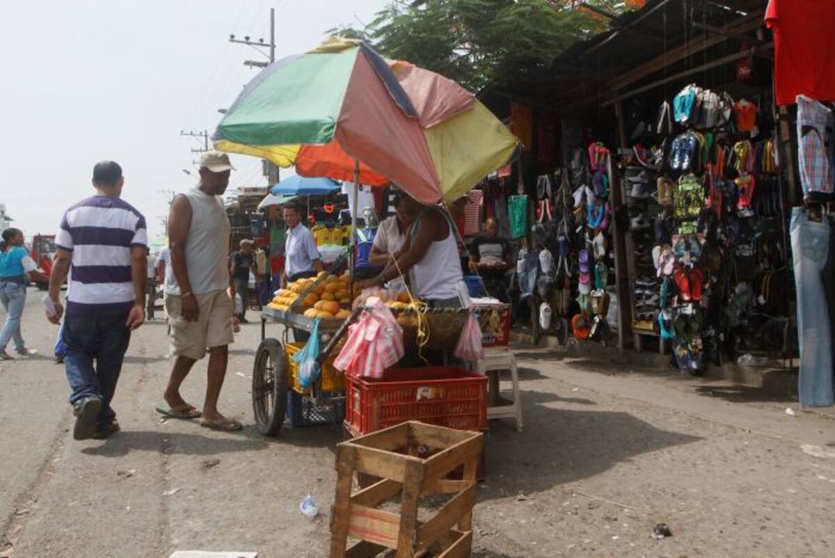 En el mercado de Bazurto, el Distrito tiene identificado a aproximadamente 1.000 vendedores estacionarios y 1.800 en colmenas. Archivo-ElUniversal