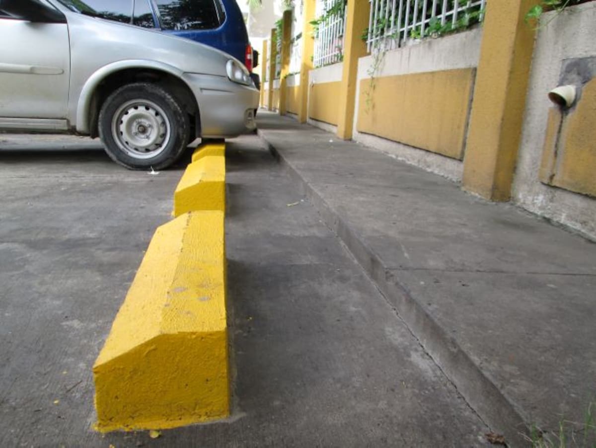Con pequeños pretiles hechos en concreto, se delimitan los módulos de parqueo en la bahía externa del Portal de Manga. PEDRO TORRES, GENTE BAHÍA – EL UNIVERSAL