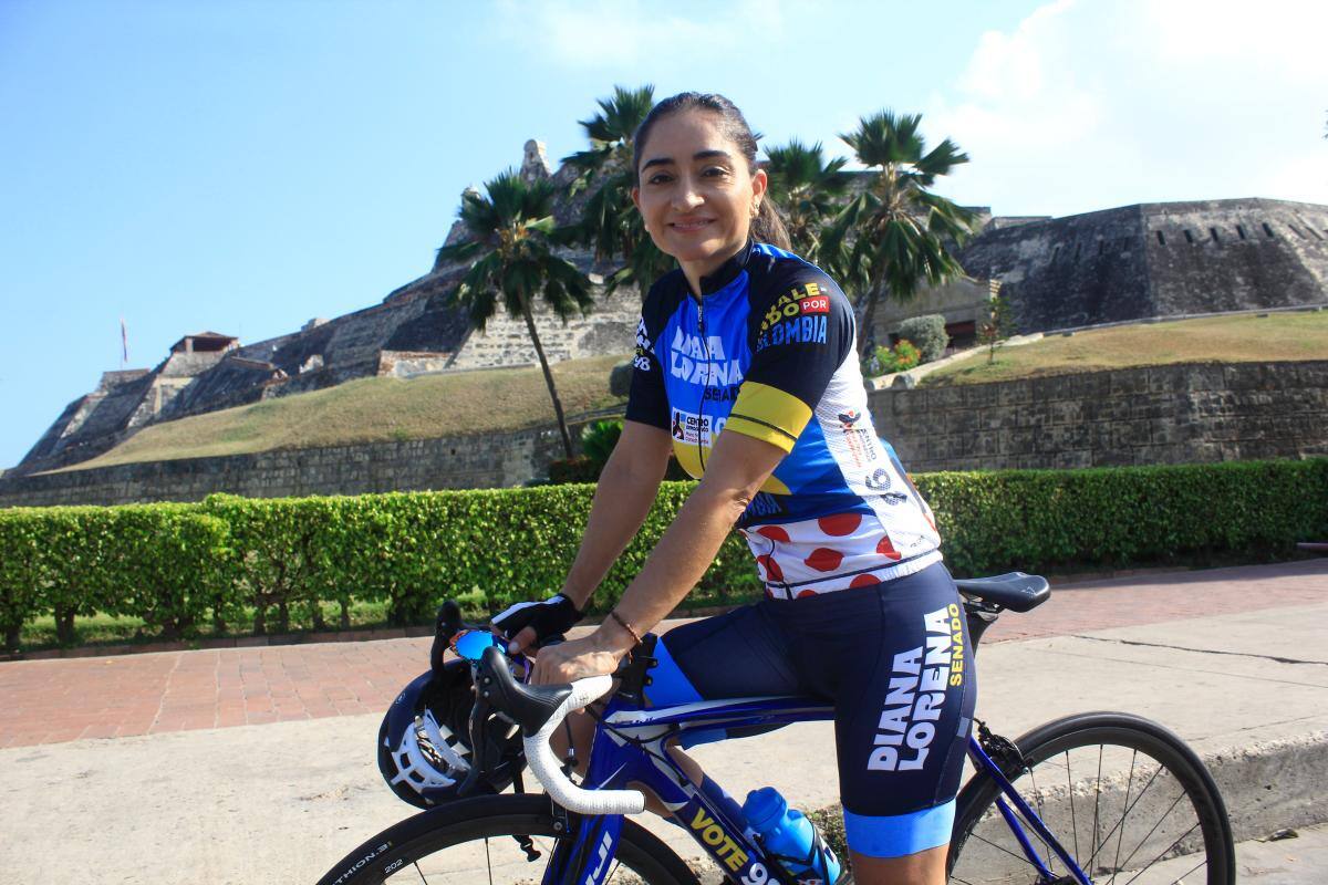 La candidata que aspira llegar al Senado a bordo de su bicicleta