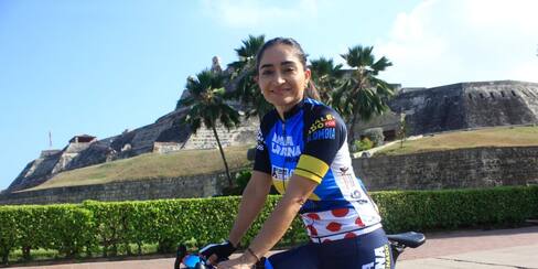 La candidata que aspira llegar al Senado a bordo de su bicicleta