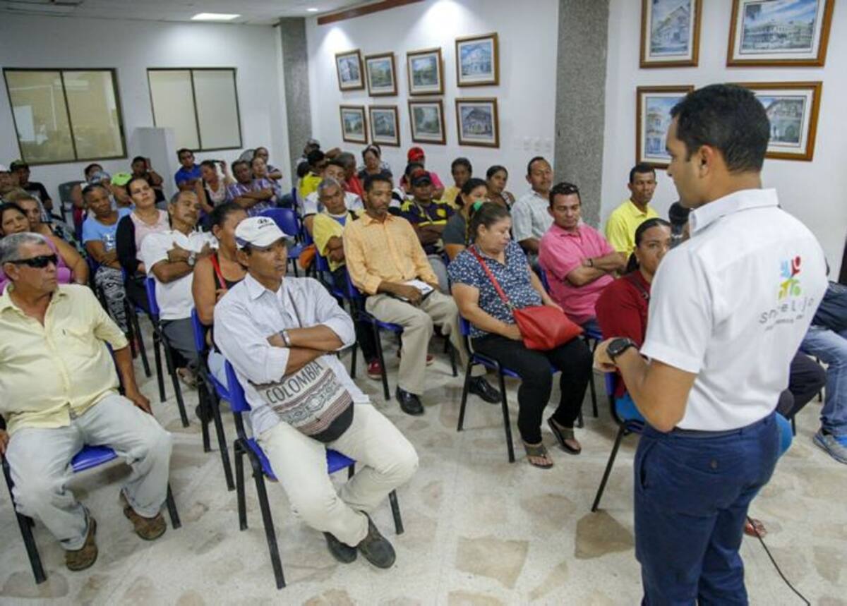 Reunión de socialización con vendedores estacionarios de la avenida Ocala de Sincelejo. CORTESÍA.