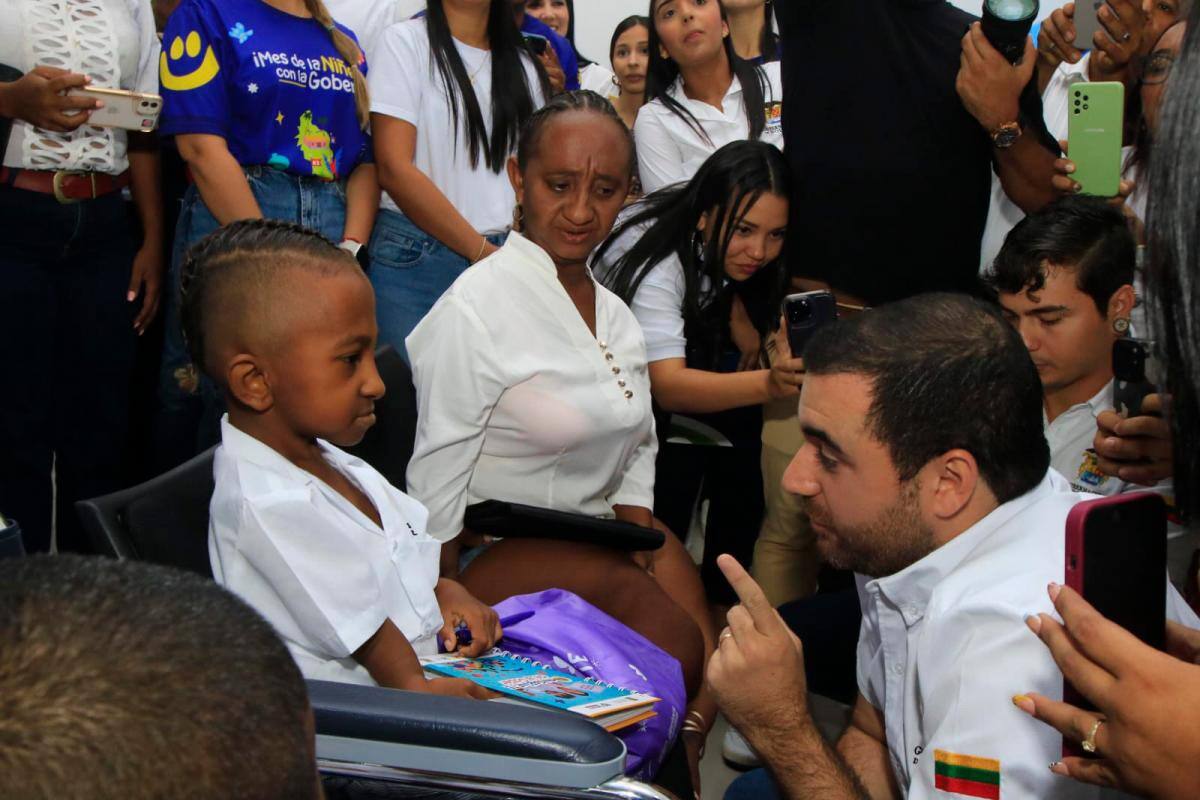 Yamil entregó el bastón de mando al nuevo ‘minigobernador’ y ‘miniembajadores’