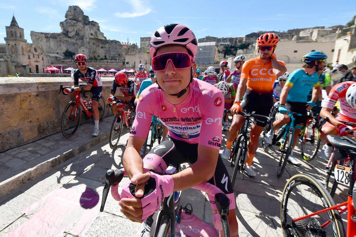 Giro de Italia: Joao Almeida se aferra a la maglia rosa en la montaña