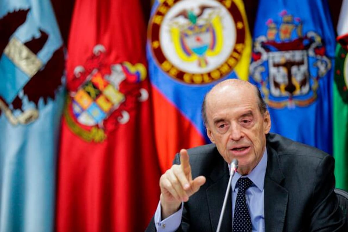 Canciller Álvaro Leyva estará este martes en Panamá para discutir sobre migración