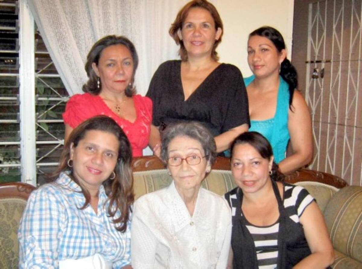 Alma Palacio, Juanita Tuirán y Gladys Paternina. De pie: Rosa María Gómez, Edith Rivero y Elcy Portillo.