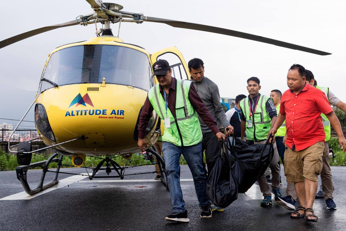 Mueren 5 turistas mexicanos y piloto al estrellarse helicóptero en Nepal
