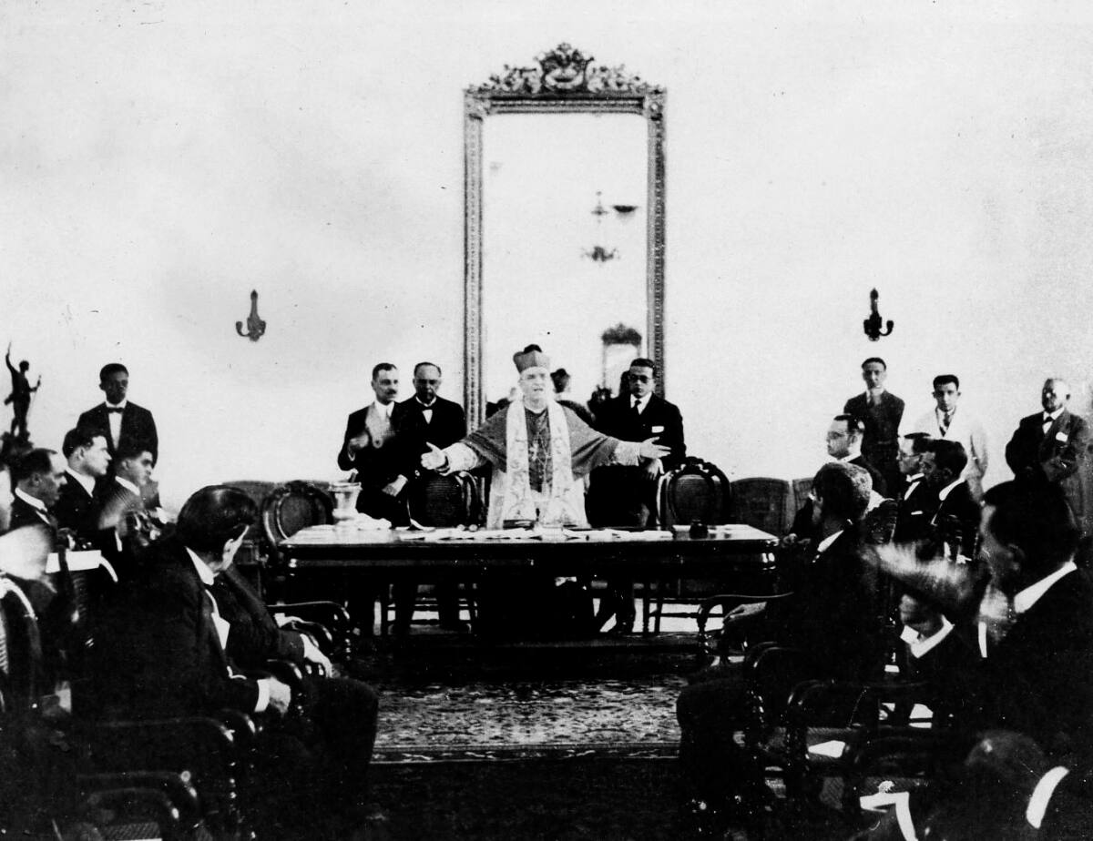La majestuosa edificación se inauguró durante la presidencia de Daniel Lemaitre Tono, con un acto solemne, que contó con la asistencia de los socios, autoridades civiles, invitados especiales del gobierno central y otras personalidades del país.
