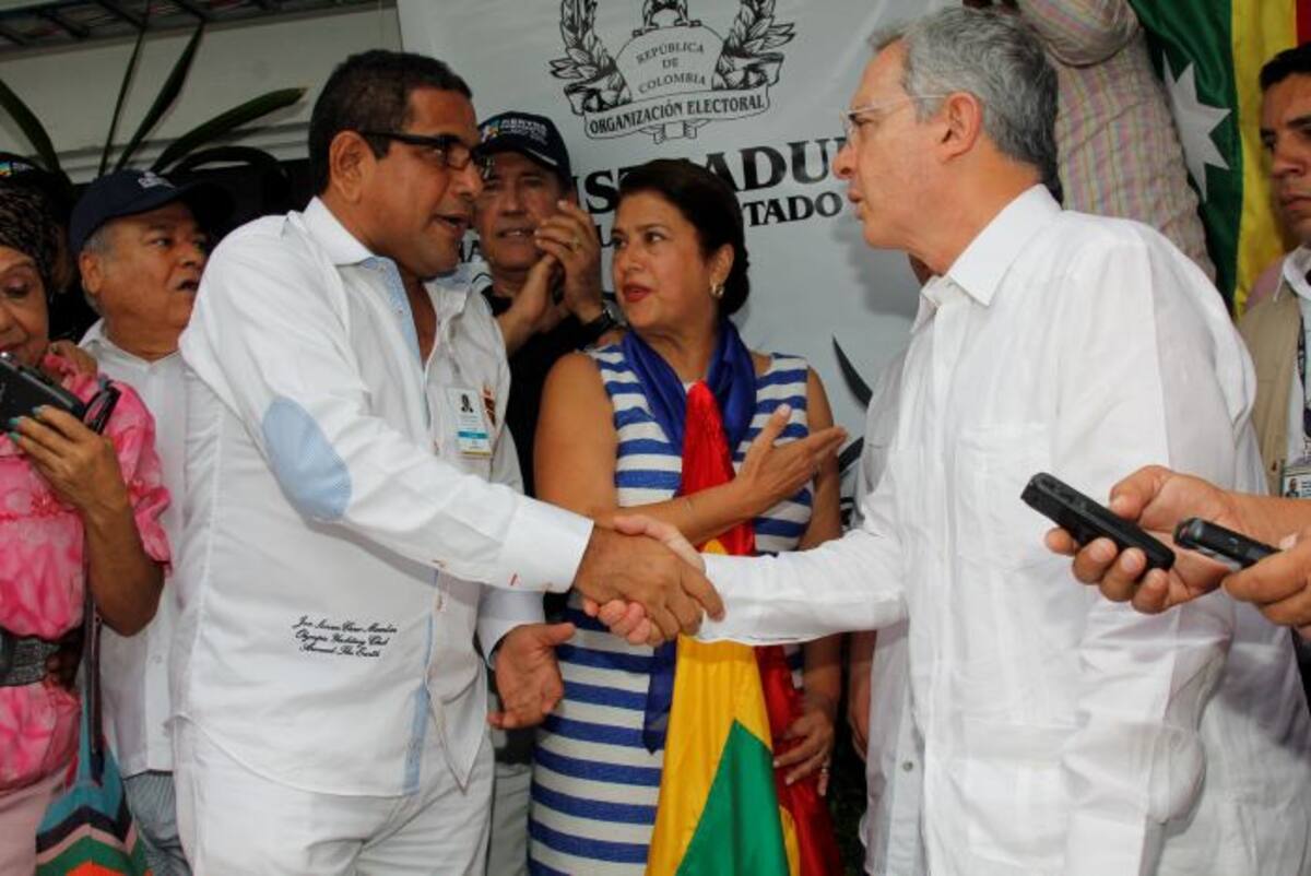 El registrador Boris Polo, Gina Benedetti y el senador Álvaro Uribe. Kailline Giraldo