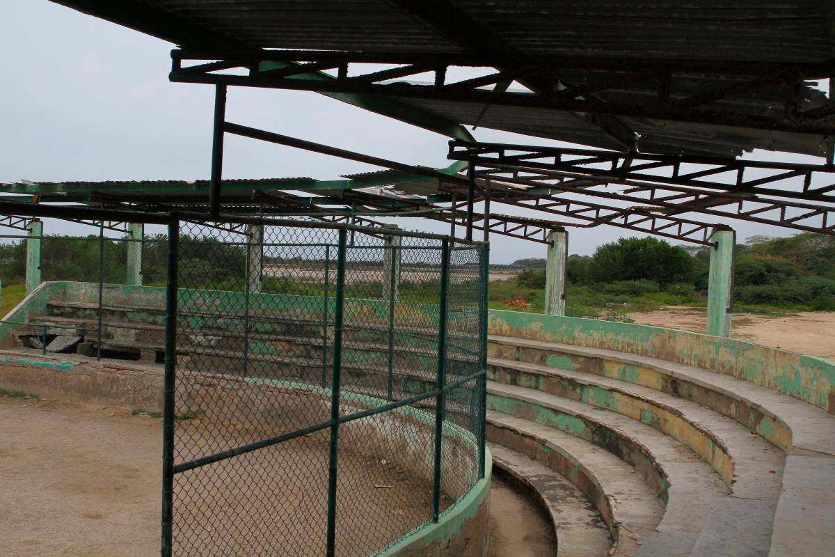 El polideportivo de Punta Canoa aún espera intervención