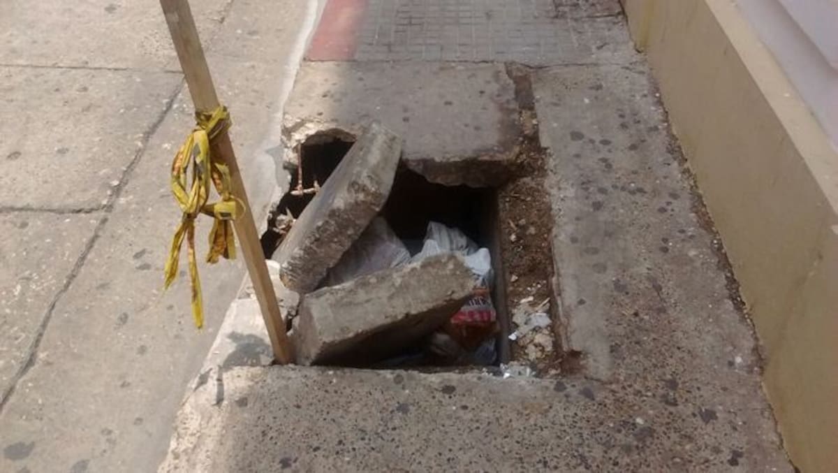 Estas fueron algunas de las tapas de alcantarillas y tapas de concreto que encontró la Secretaría de Infraestructura en mal estado durante un recorrido por el Centro. Cortesía
