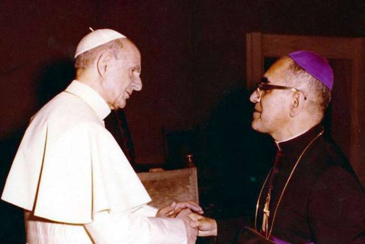 El papa Pablo VI fue profesor de teología en Roma de monseñor Romero. Fue el papa Pablo VI quien lo nombró obispo y arzobispo de El Salvador. cortesía